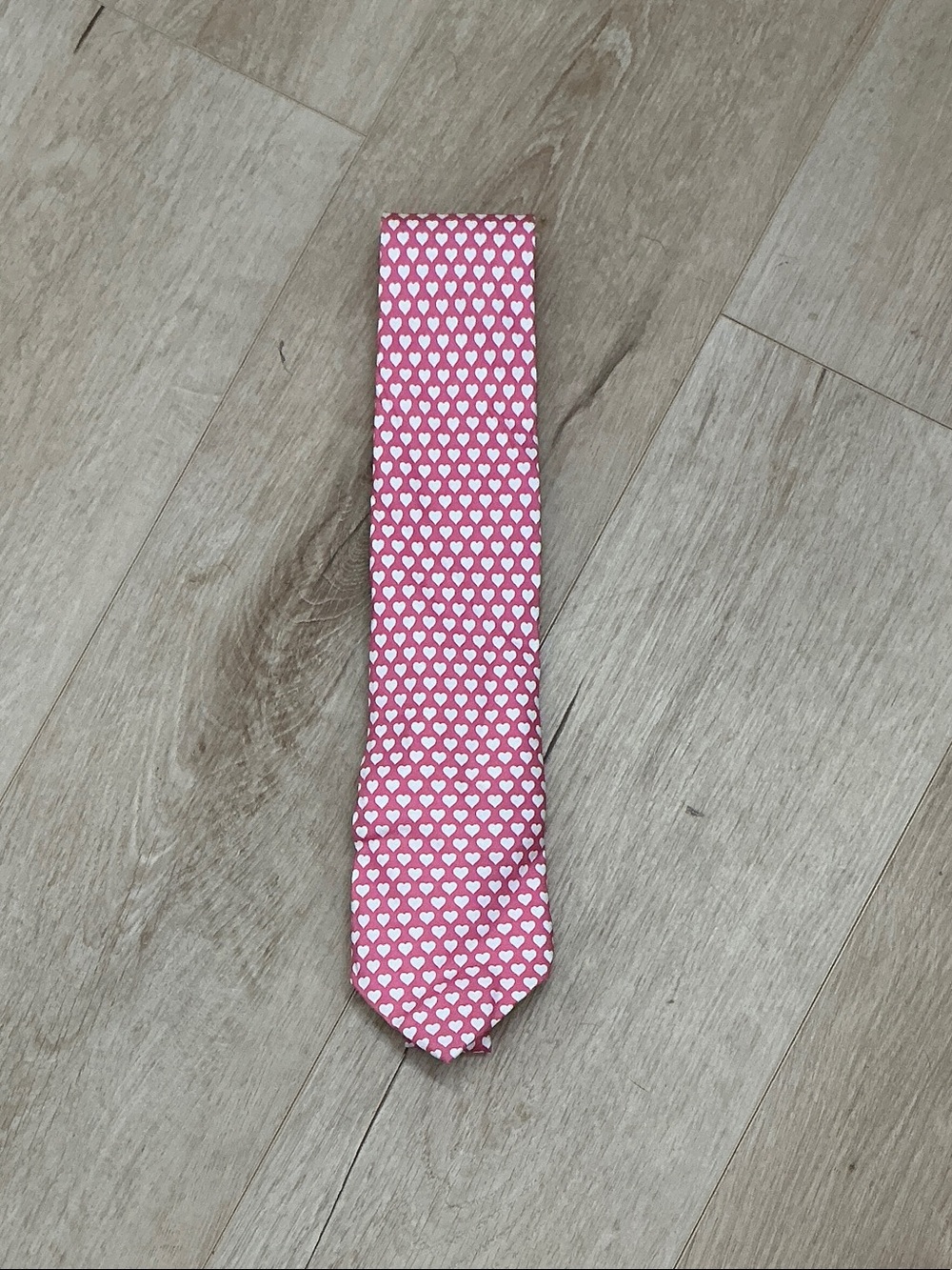 Vineyard Vines Pink Tie with White Heart Pattern